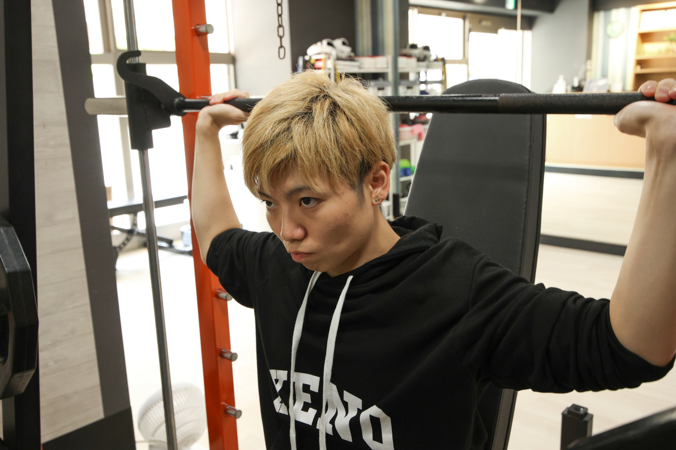 細見トレーナーのバーベルトレーニング写真