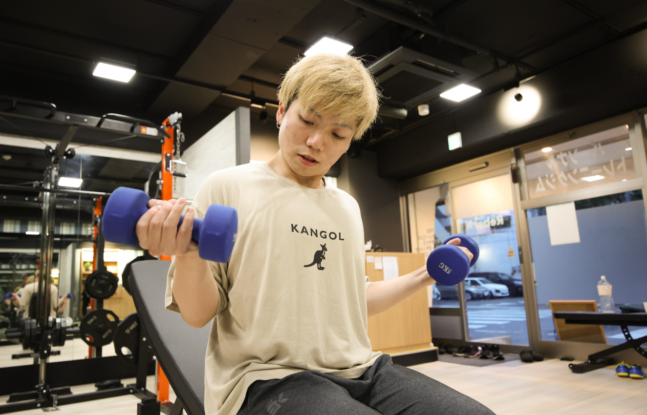 細見トレーナーのダンベルトレーニング写真