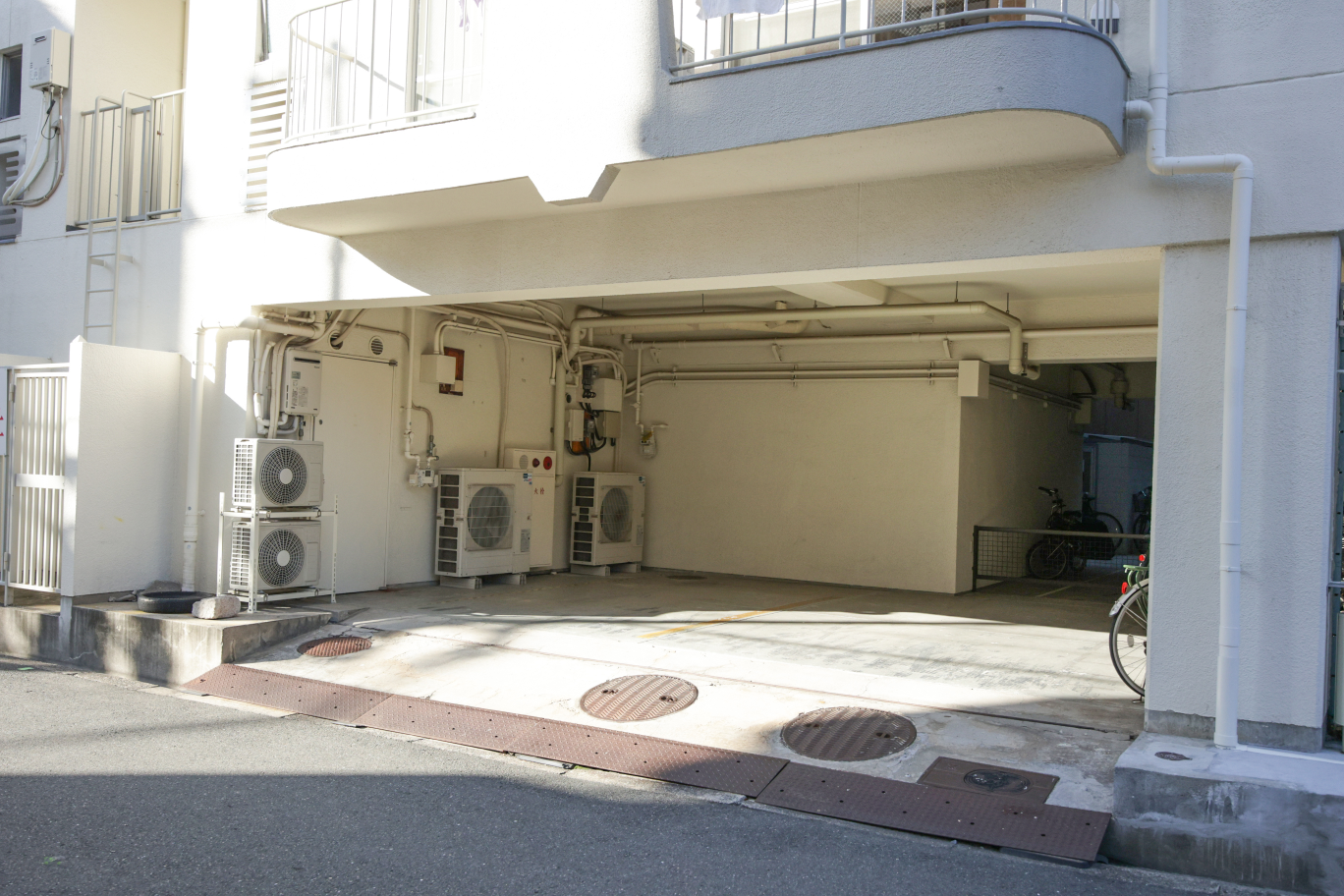 駐車場スペースの左側写真