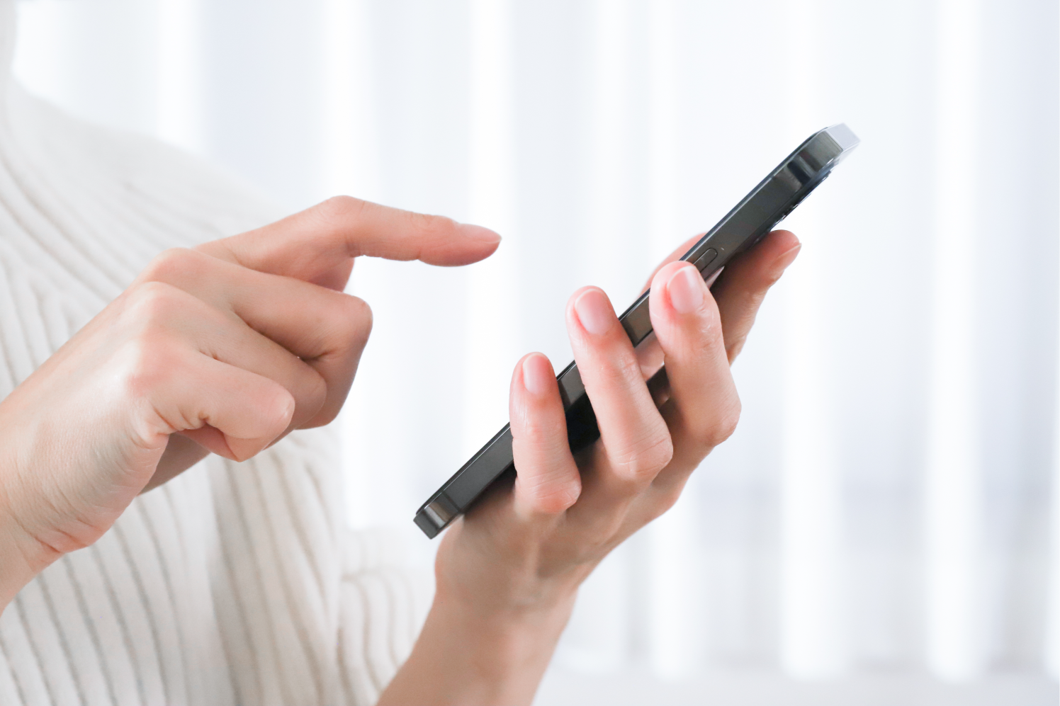 スマートフォンで連絡しようとしている手元の写真