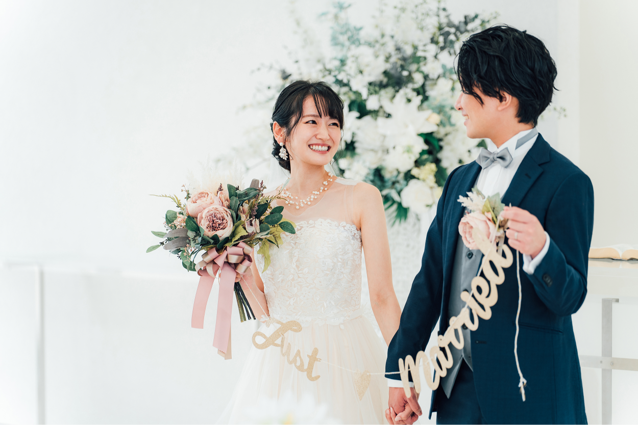 結婚式中の男女の写真