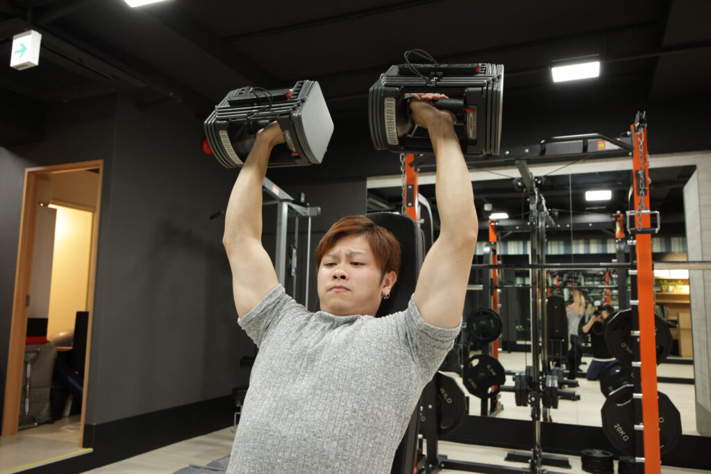 トレーナーがトレーニングしています