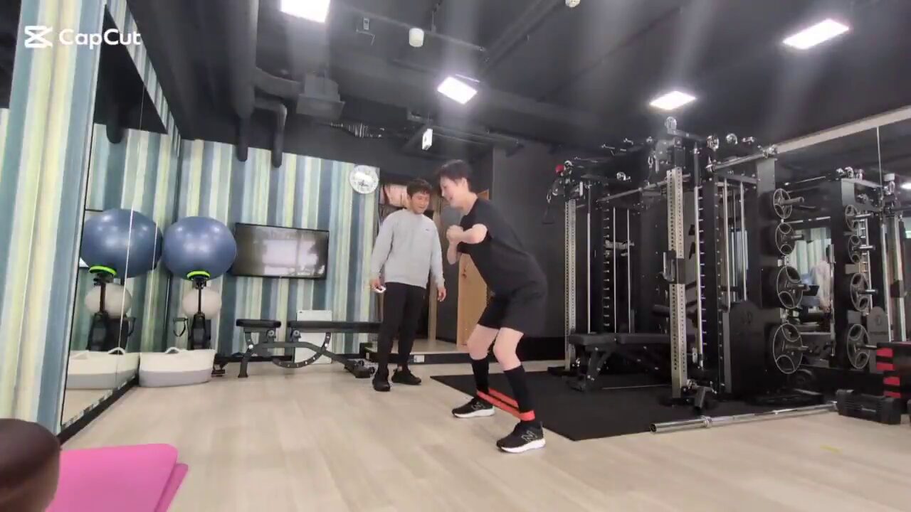 立って筋トレをしているトレーナー