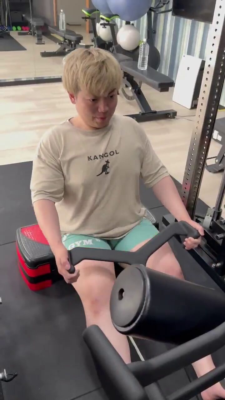 筋トレをしているトレーナー