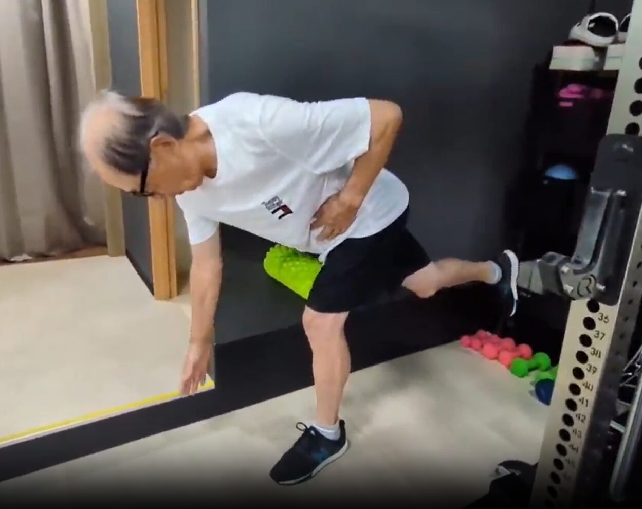 片脚のストレッチ